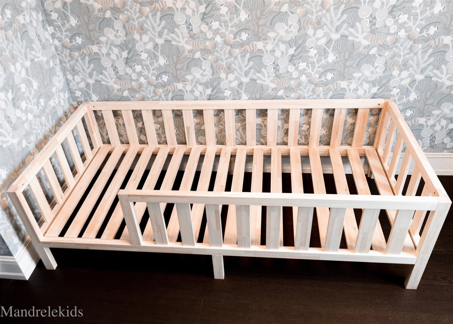 Kleinkinderbett mit Beinen (ohne Türen)