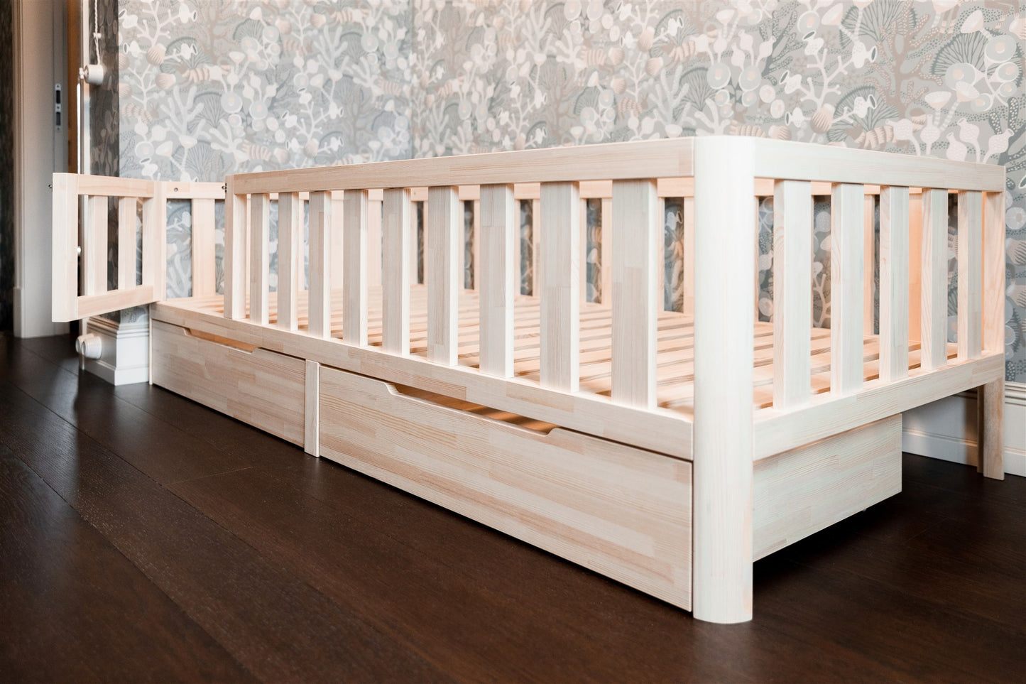 Kleinkinderbett mit Beinen (mit Türen und Schubladen)