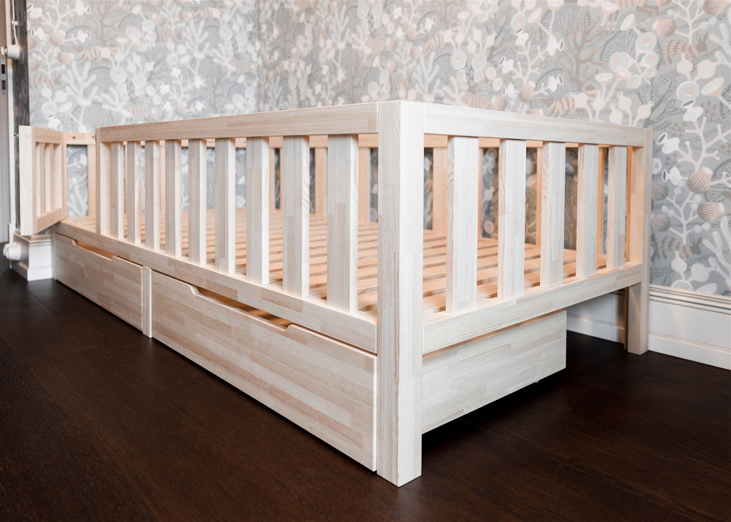 Kleinkinderbett mit Beinen (mit Türen und Schubladen)