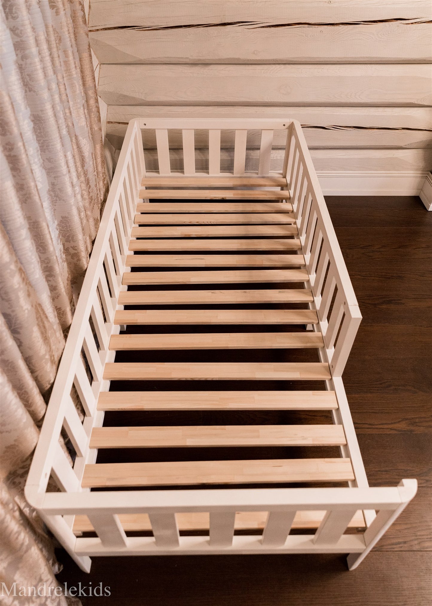 Kleinkinderbett mit Beinen (ohne Türen)