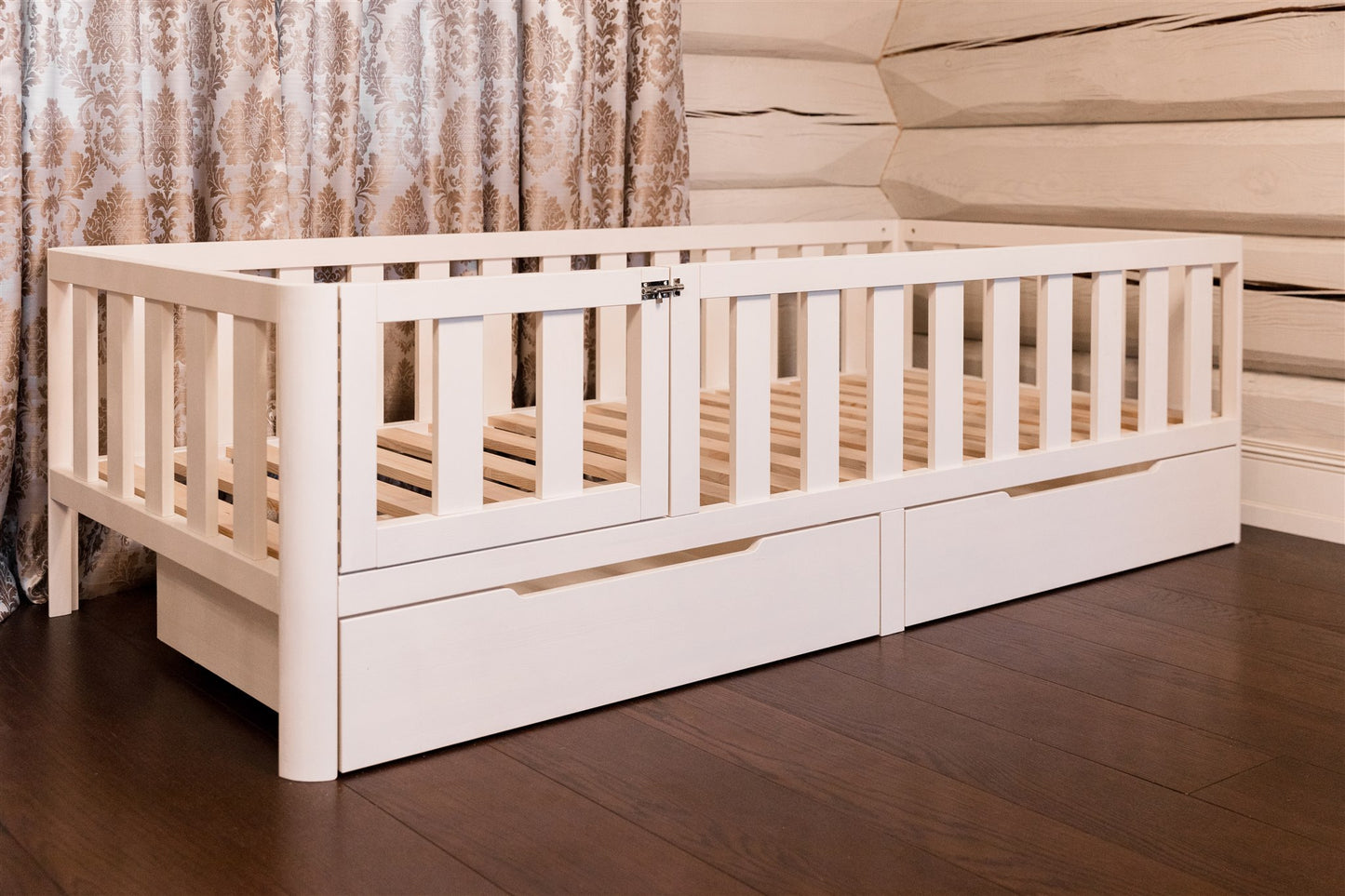 Kleinkinderbett mit Beinen (mit Türen und Schubladen)