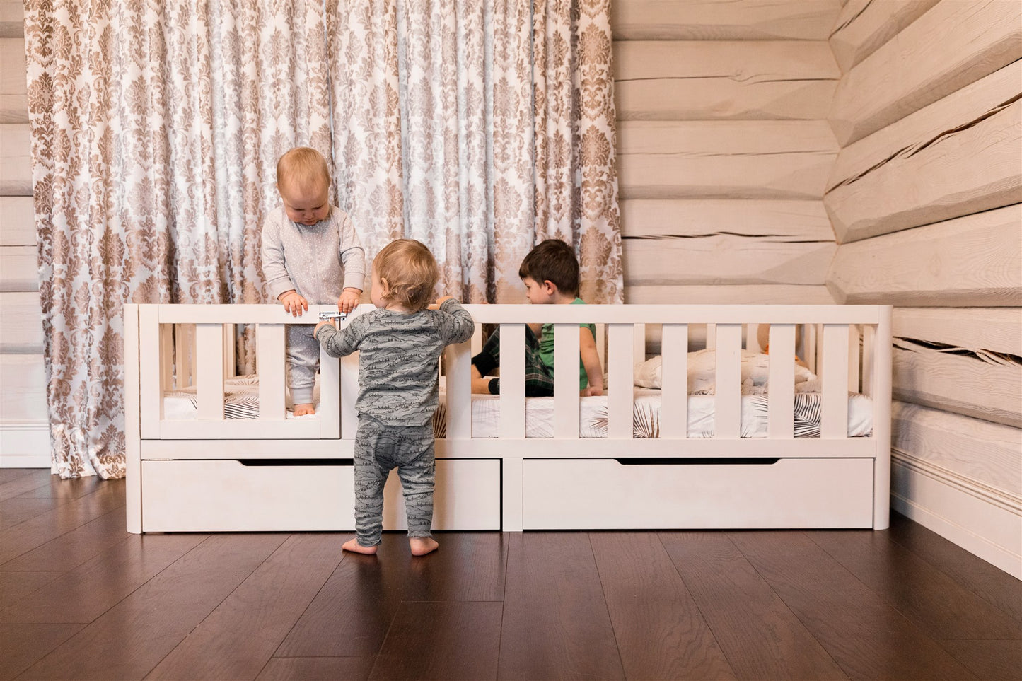 Kleinkinderbett mit Beinen (mit Türen und Schubladen)