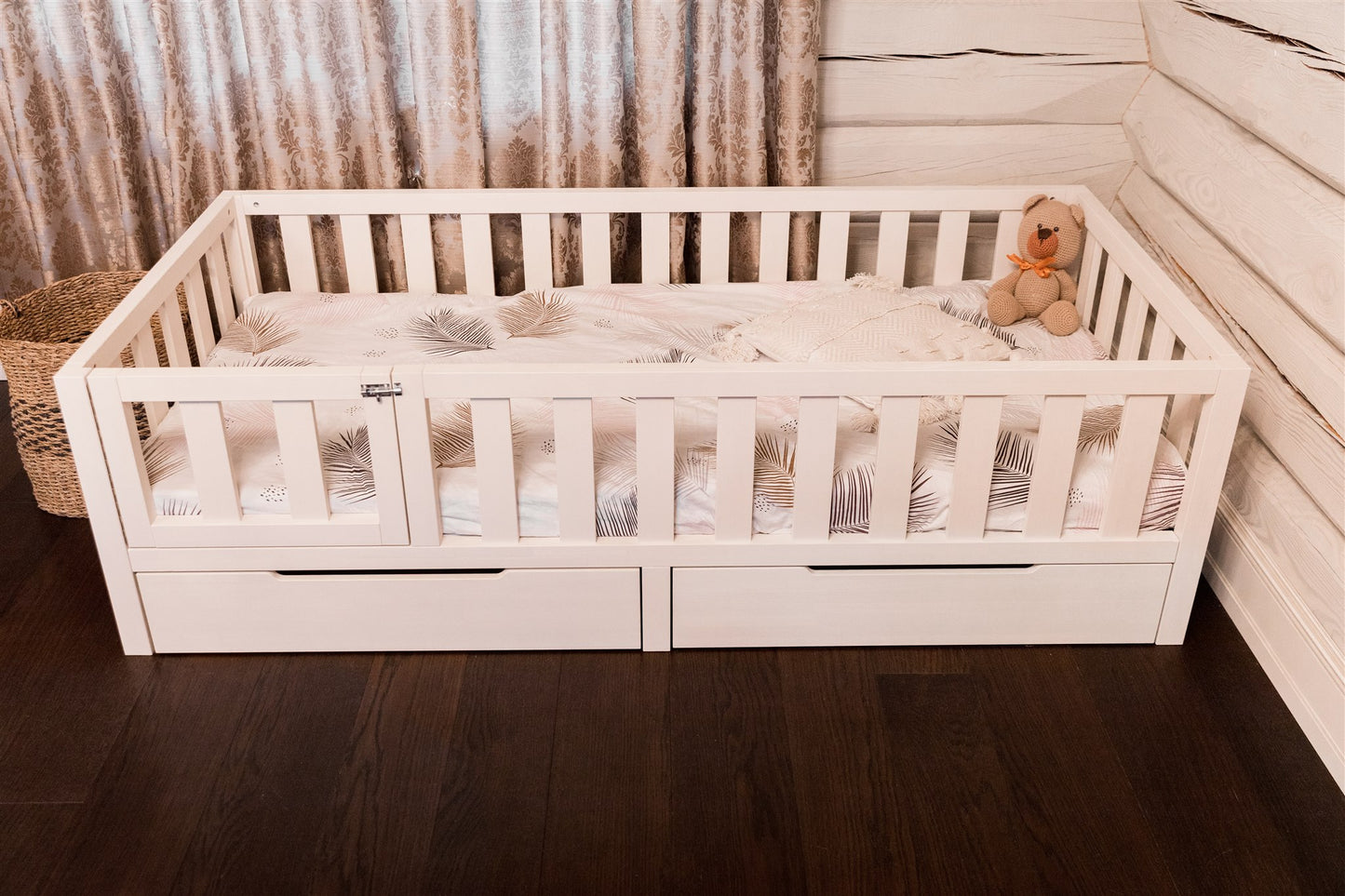 Kleinkinderbett mit Beinen (mit Türen und Schubladen)