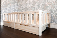 Lit pour tout-petit sur pieds (sans portes, mais avec rangement)