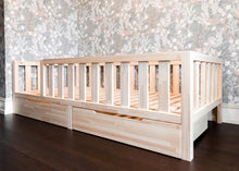 Lit pour tout-petit sur pieds (sans portes, mais avec rangement)