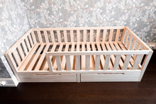 Lit pour tout-petit sur pieds (sans portes, mais avec rangement)