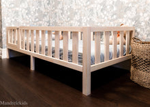 Kleinkinderbett mit Beinen (mit Türen)