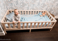 Kleinkinderbett mit Beinen (mit Türen)
