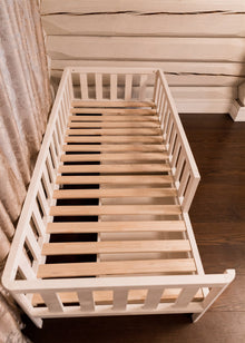 Lit pour tout-petit sur pieds (sans portes, mais avec rangement)