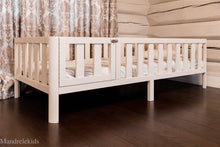 Kleinkinderbett mit Beinen (mit Türen)