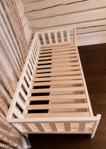 Lit pour tout-petit sur pieds (sans barrières avant, mais avec rangement)