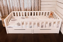Lit pour tout-petit sur pieds (sans portes, mais avec rangement)